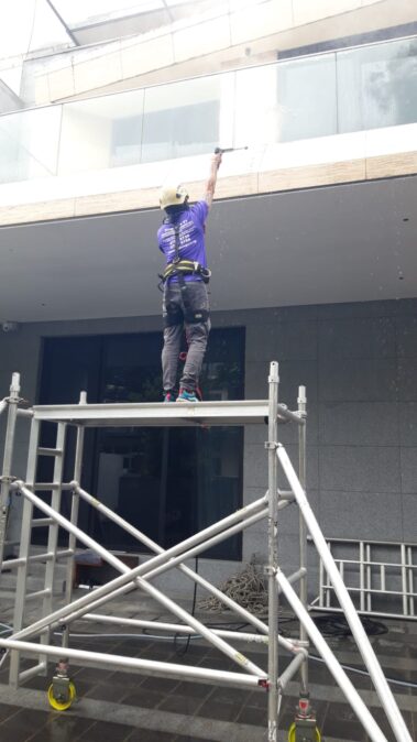 facade glass cleaning