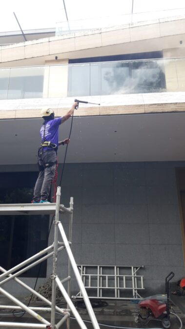 glass cleaning service singapore